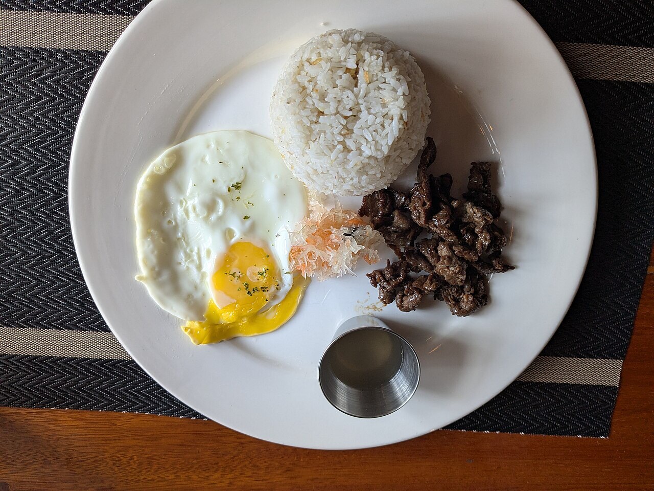 Tapsilog: Filipino Beef Tapa Breakfast Plate - Tapsilog serving photo.