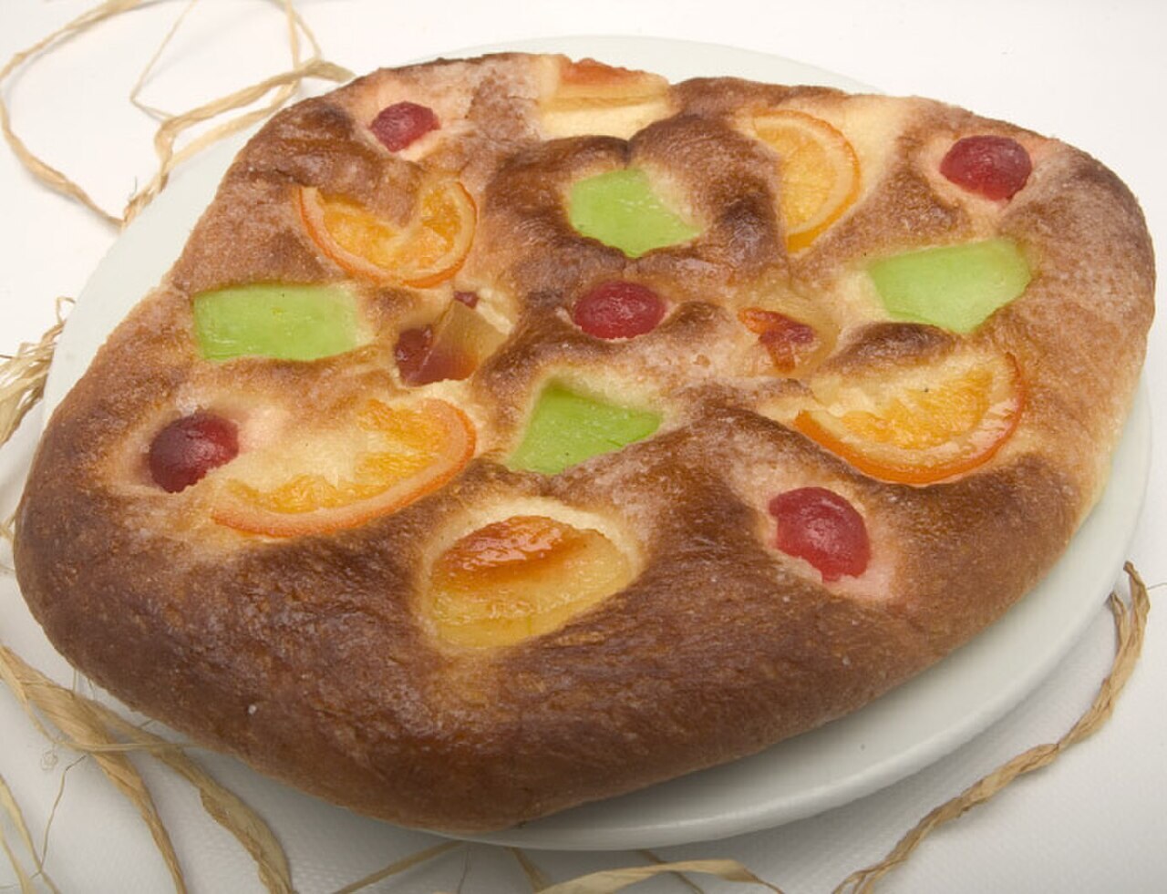 Crema de Fruta: Filipino Layered Fruit Cake - La coca de frutas es una de las variedades más populares de las que elaboran en Forn Franquesa, junto con la de panad.