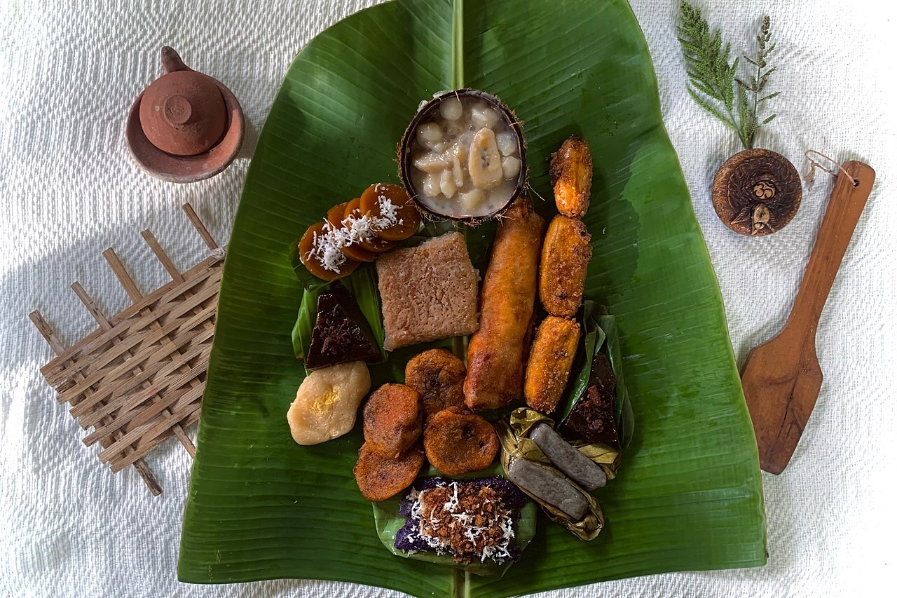 Suman Malagkit: Banana-Leaf Sticky Rice Bundles - Suman Malagkit serving photo.