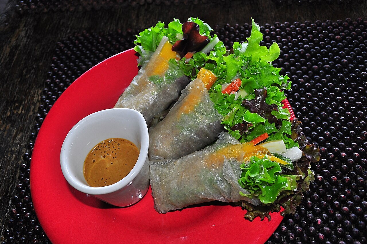 Lumpiang Sariwa: Fresh Filipino Spring Rolls with Peanut Sauce - Lumpiang Sariwa serving photo.