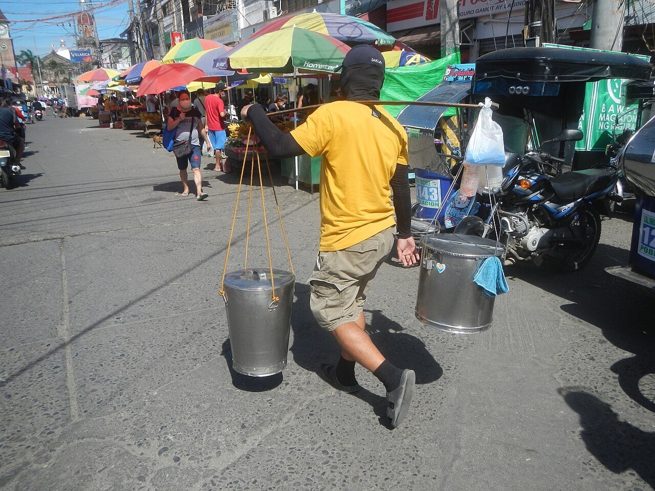 Taho: Warm Filipino Silken Tofu with Arnibal and Sago - Walking taho vendor in the Philippines.