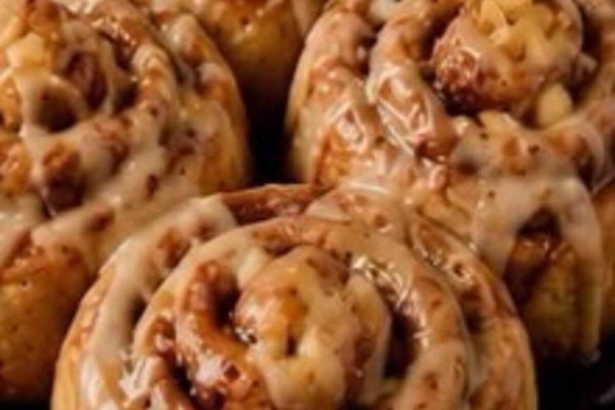Apple Cinnamon Rolls serving idea.