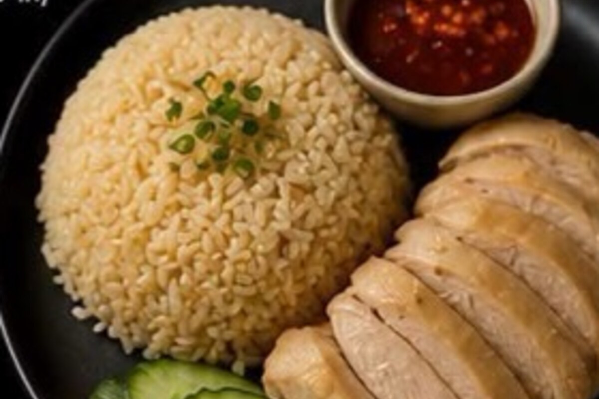 Hainanese Chicken Rice serving idea.